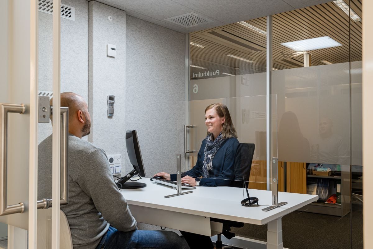 VETROSPACE_L_FinancialServices_CustomerServicePod_People 1200px