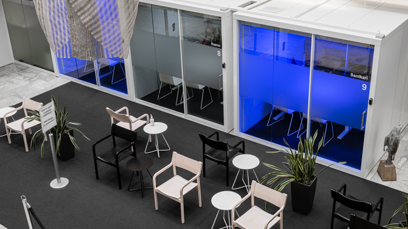 Customer service point - Bank reception with VETROSPACE soundproof meeting pods- OP Bank