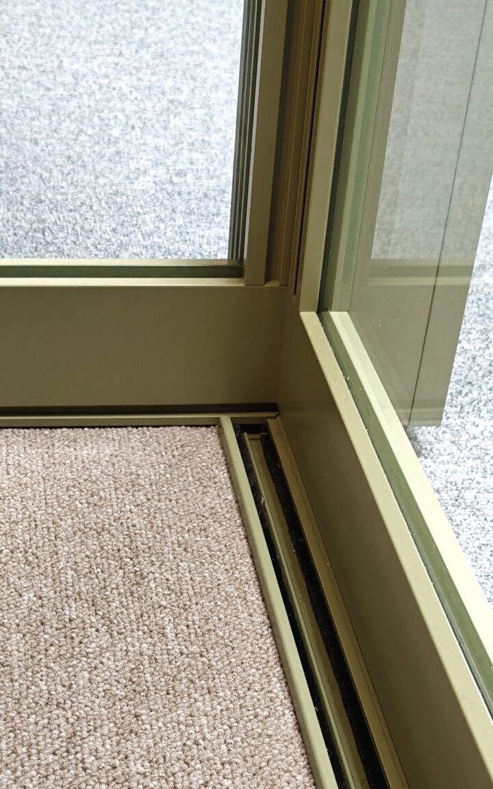 Vetrospace office box with olive green aluminium frame and caramel carpet.