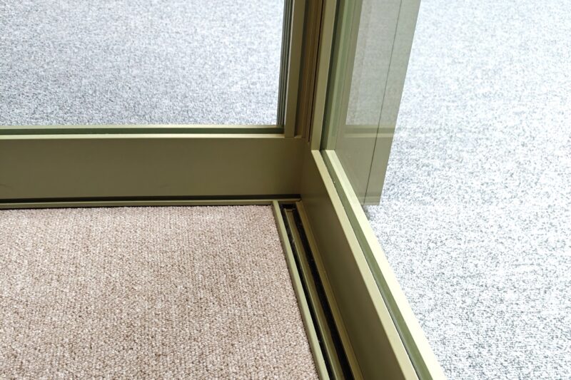 Recycled aluminum office pod by Vetrospace. Olive green recycled aluminium frame and caramel carpet.