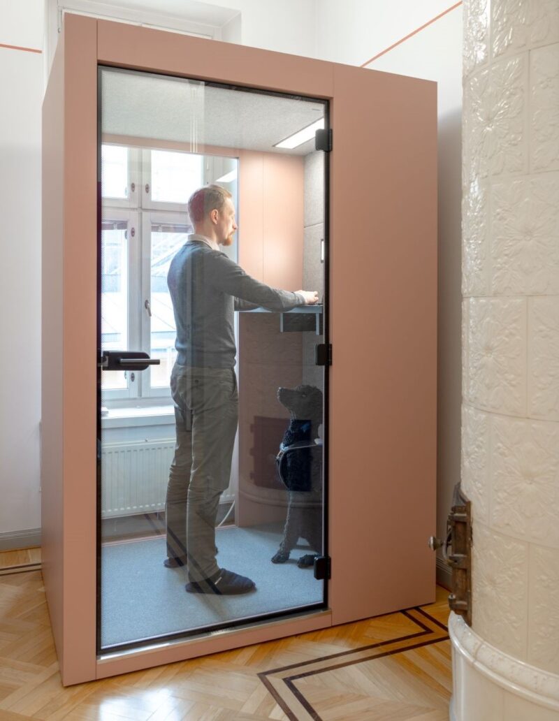 Vetrospace XS+ with an electic table allows to work standing or seated